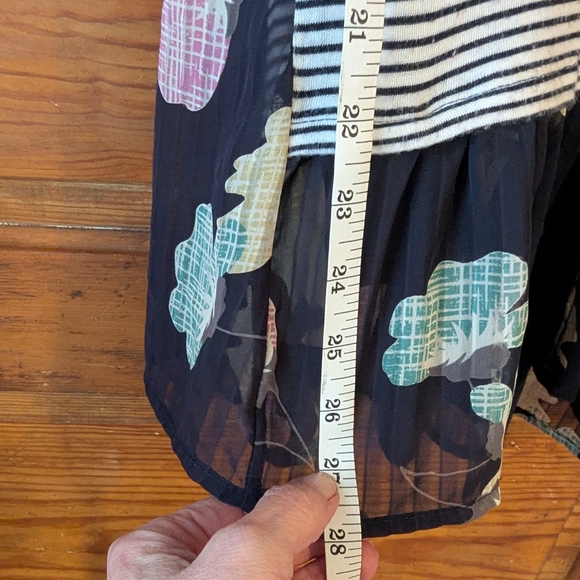 Gray and White Relaxed Blouse with Floral Design - Picture 7 of 8